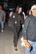Sonakshi Sinha return from Formula One Indian Grand Prix in Airport, Mumbai on 28th Oct 2012 (19).JPG
